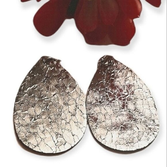 3/20❤Metallic crackle leather teardrop dangle earrings - Picture 1 of 3